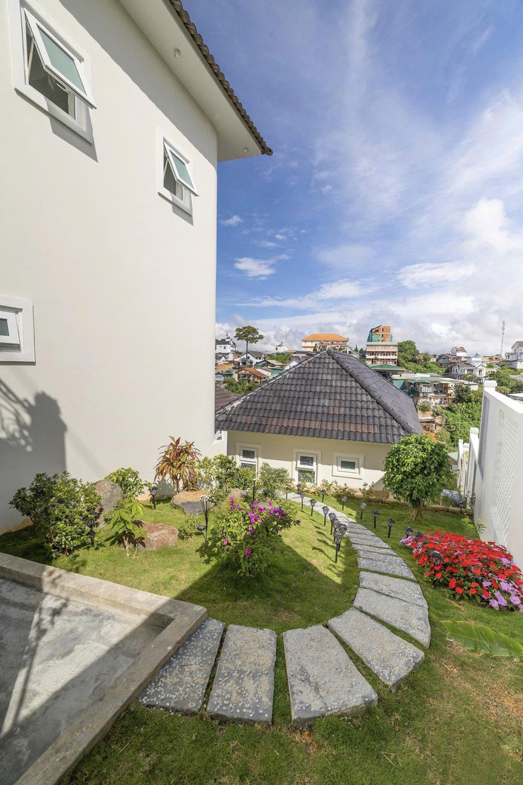 Cho thuê villa sân vườn 600m2 Lý Nam Đế, Đà Lạt - 4 căn riêng biệt, view đẹp, 45tr/tháng
