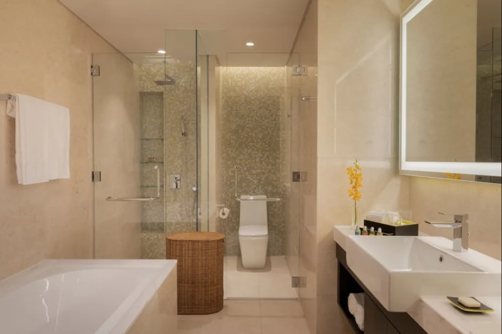 Cho thuê Khách sạn 4 sao mặt tiền 25m, 129 phòng, view Sài Gòn River, 2,9 tỷ/tháng