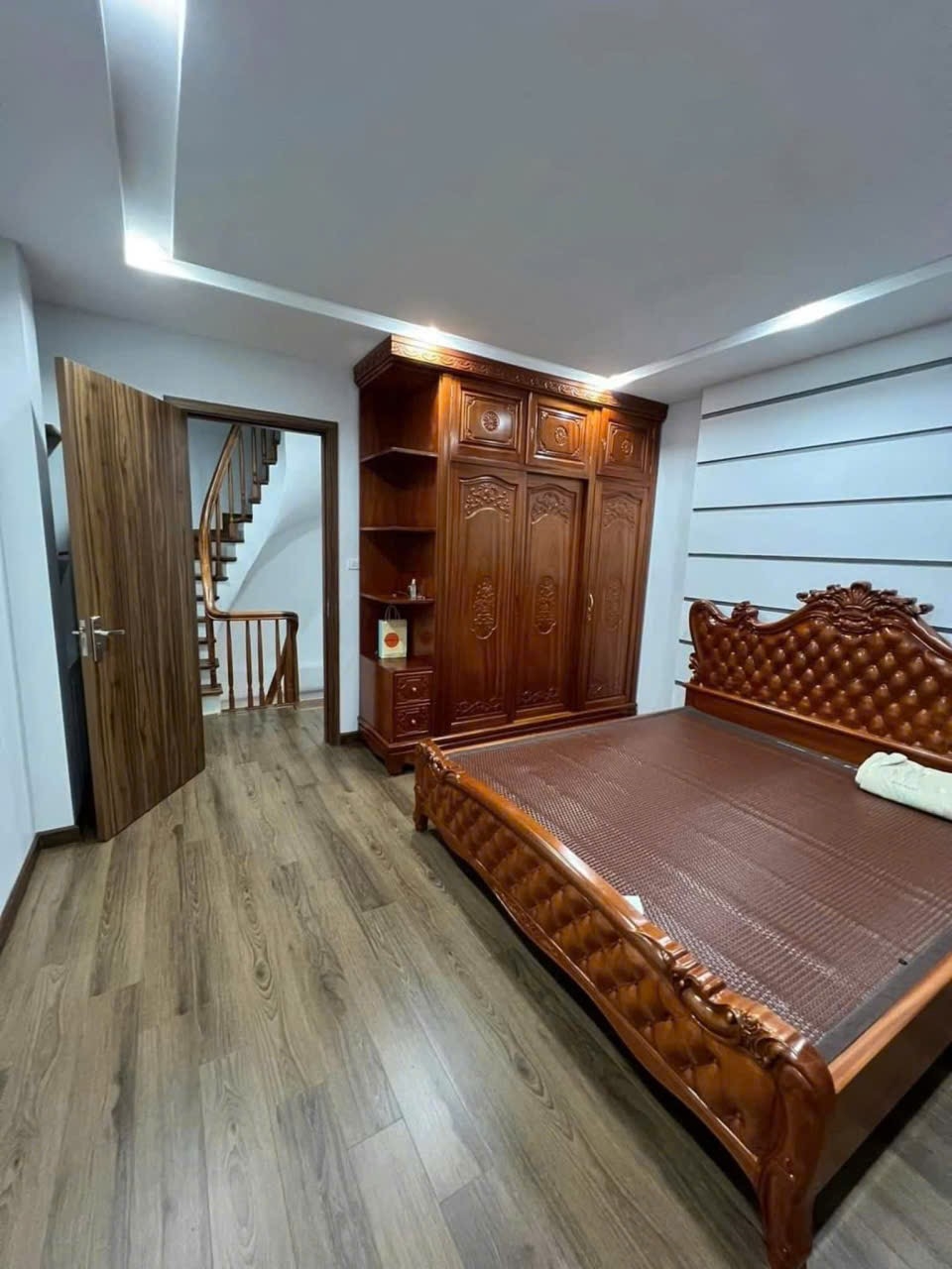 Cho thuê nhà riêng Trung Kính 36m2, 5 tầng, 3PN, 4WC, full nội thất, giá 16tr/tháng