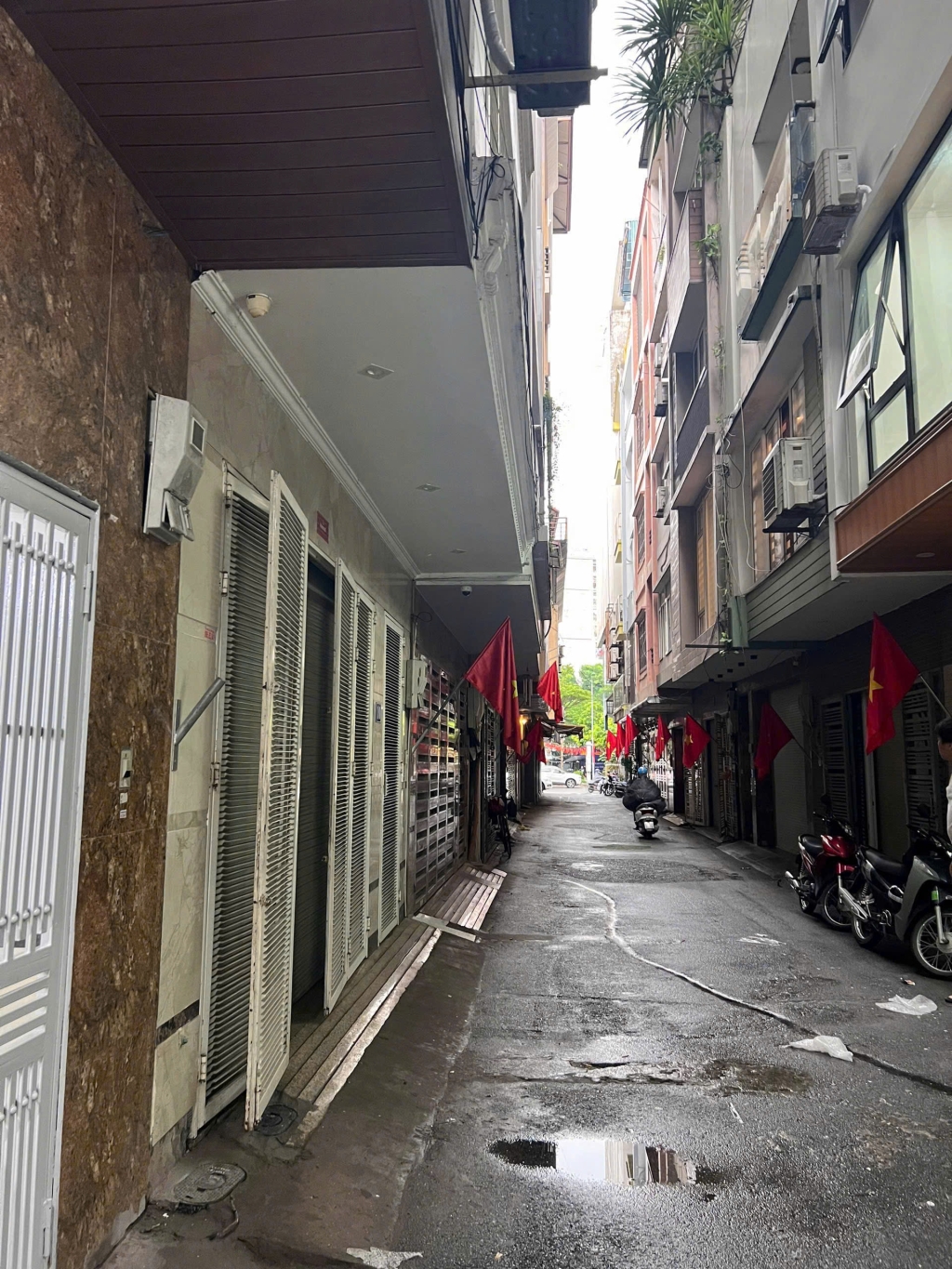 Văn phòng 6 tầng 350m² MT 6.3m ngõ ô tô Trung Kính, giá 28tr