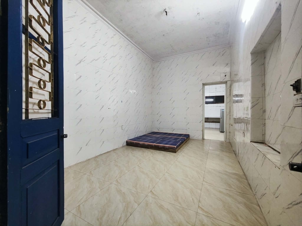 Nhà nguyên căn Đào Tấn, 70m2, ngõ ba gác, sân rộng, 8 triệu/tháng